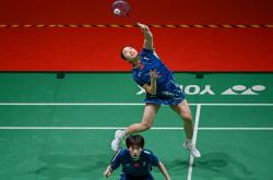 开云体育下载-包含马来西亚羽毛球队鏖战泰国羽毛球队，陶菲克送出助攻的词条