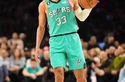 开云APP-马刺轻取日本男篮，克莱高光表现