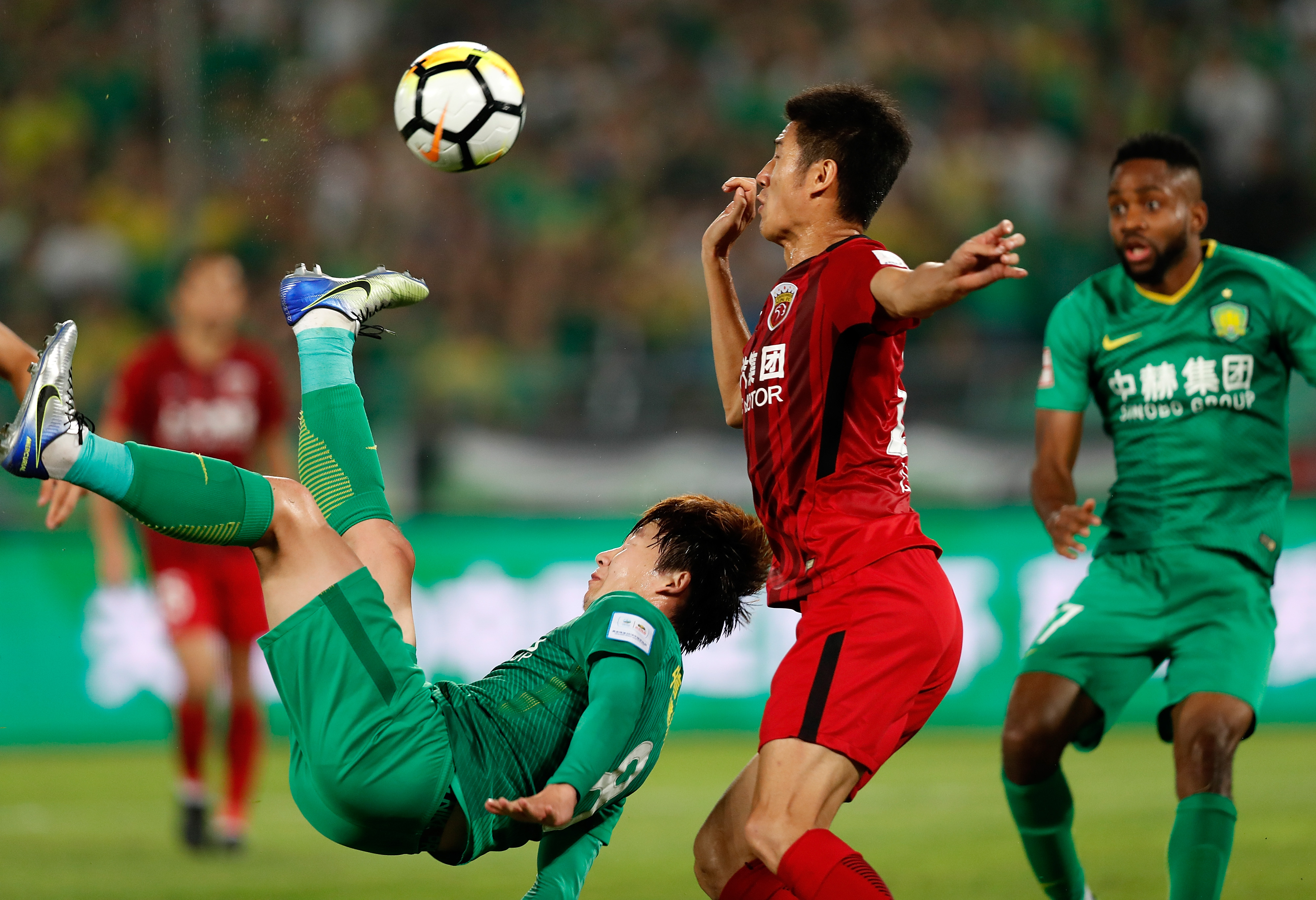 京沪对决：北京中赫国安力克上海上港终结不败纪录