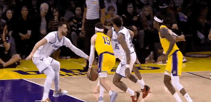 美洲杯篮球赛罕见一幕发生，裁判决定重罚球员