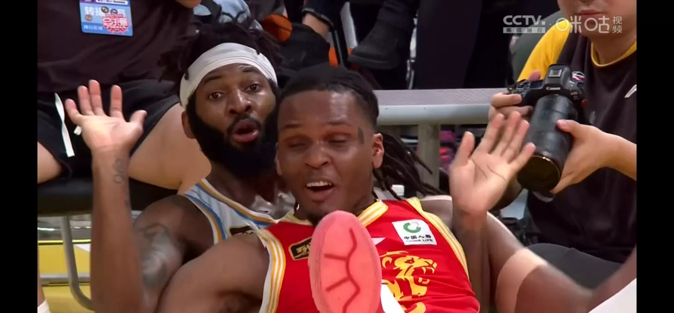 美洲杯篮球赛罕见一幕发生，裁判决定重罚球员