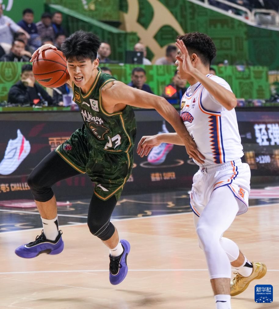 关于江苏男篮客场获胜，展现出色的团队配合与默契的信息