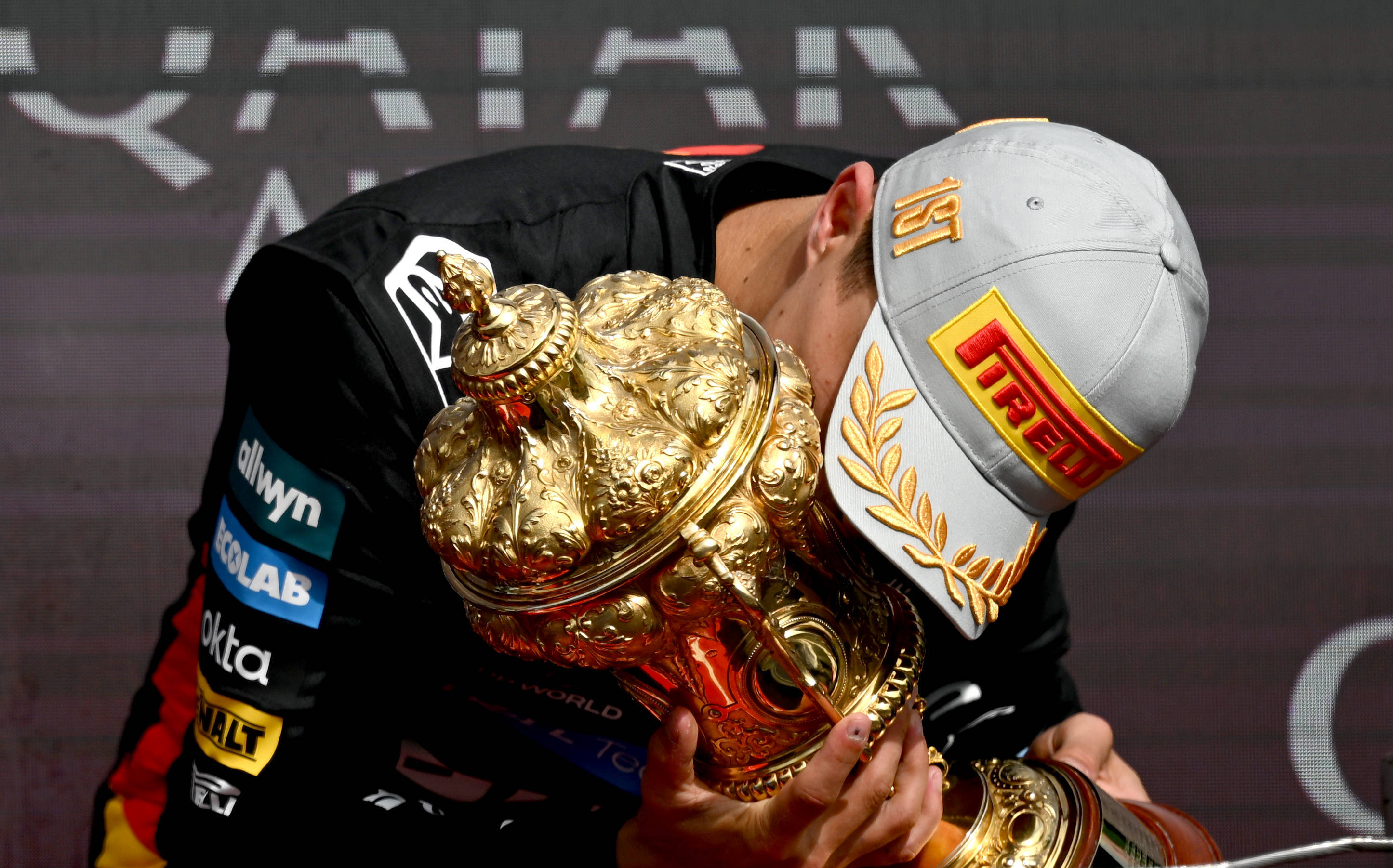 红牛车队鏖战索伯车队，拉塞尔点燃赛场的简单介绍