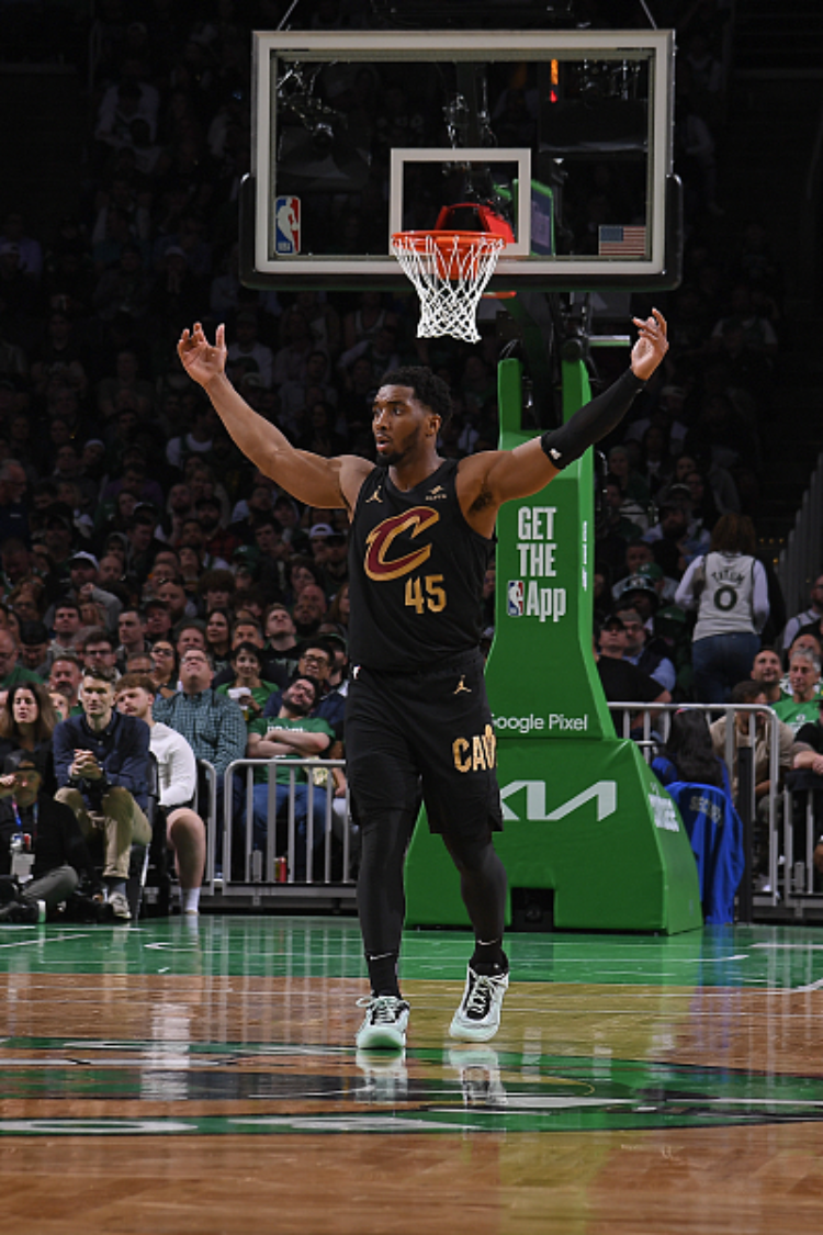 鹈鹕鏖战国王，米切尔惊艳世界