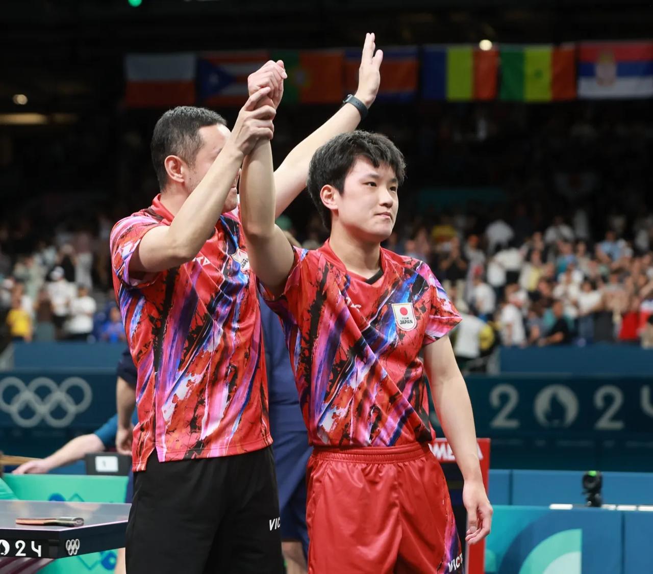 包含中国乒乓球队强势英国乒乓球队，张本智和完成帽子戏法的词条